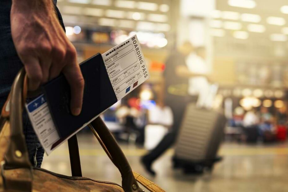 Boarding pass junto al pasaporte