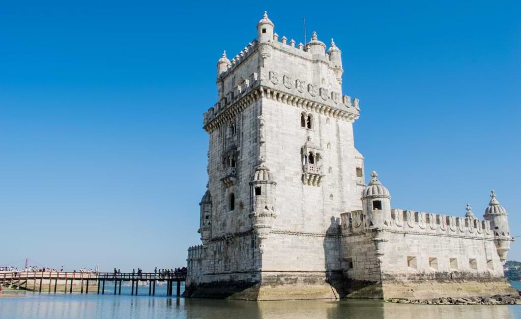 La Torre de Belem, uno de los sitios más bonitos y visitados de Lisboa, fue construida en 1515 y se ubica en la desembocadura del Río Tajo.En su principio. la torre era una fortaleza para defender el ingreso al puerto de Lisboa. 